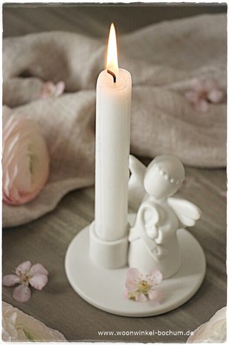 NEU * kleiner Keramik-Engel in Weiß mit Band auf Sockel mit Kerzenhalter