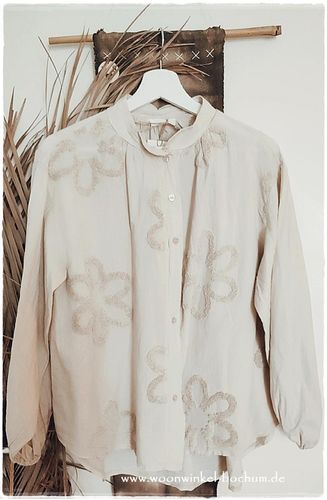 Woonwinkel - Bluse in Creme mit aufgesetzten Blumen - Größe max 40/42